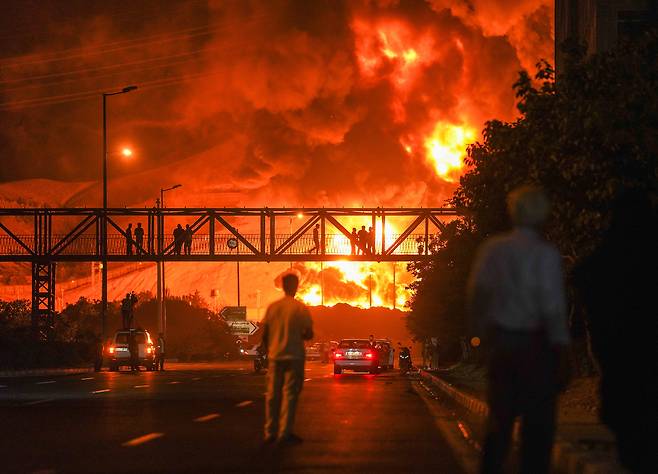 이란 수도 테헤란 인근의 원유 정제시설이 이스라엘 공습으로 불길에 휩싸인 모습 [UPI]