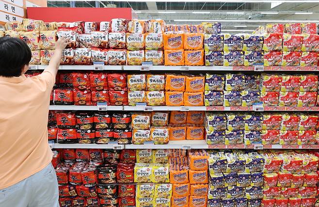 서울의 한 대형마트에 진열된 라면 [연합]
