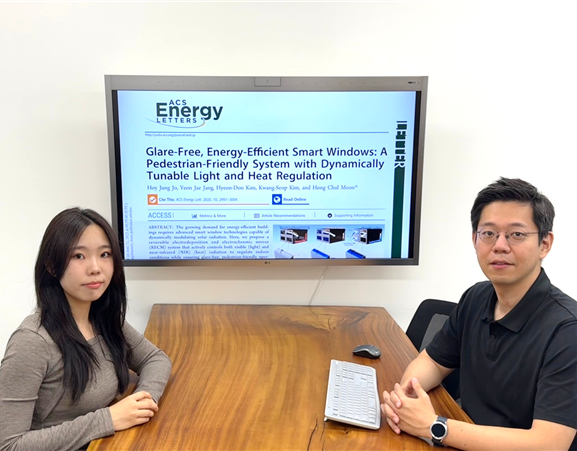 ‘스마트 윈도우 기술’을 개발한 조회정(왼쪽) 서울시립대 화학공학과 석사과정생과 문홍철 KAIST 생명화학공학과 교수 [KAIST 제공]