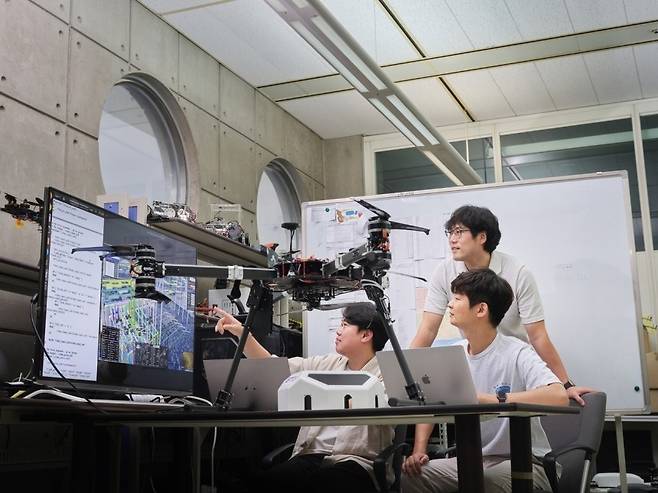 ETRI 연구진이 실시간 재난재해 정밀수색을 위한 세계 최초 이음5G 기반 DNA+드론 플랫폼을 시연하고 있다.[ETRI 제공]