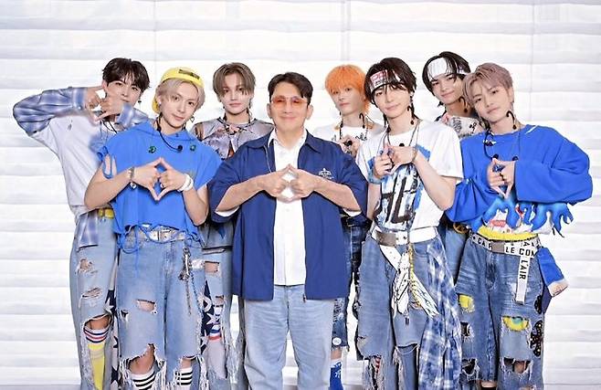 [서울=뉴시스] 방시혁 하이브 의장이 하이브 J-팝 보이그룹 '아오엔(aoen)'과 찍은 사진을 공개했다. (사진=방시혁 인스타그램 캡처) 2025.06.17. photo@newsis.com *재판매 및 DB 금지