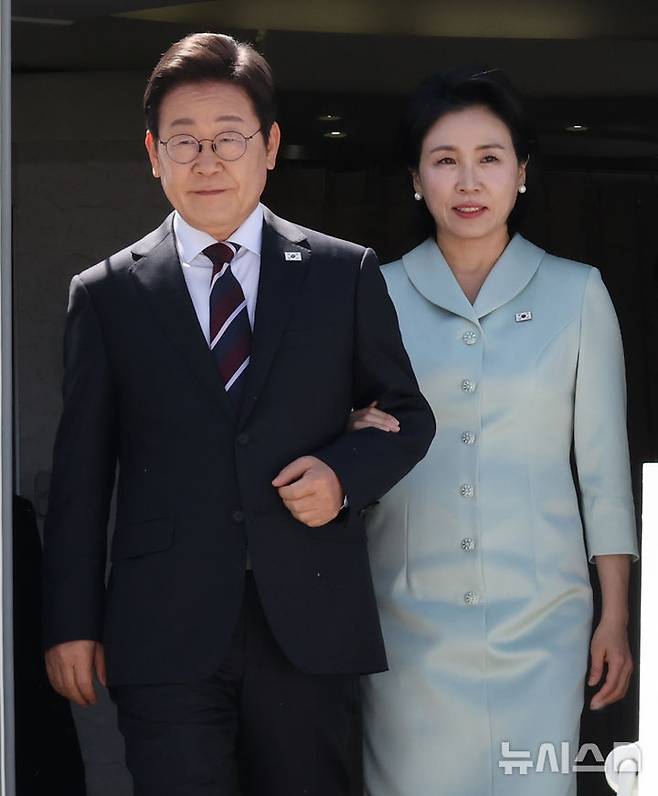 [캘거리=뉴시스] 최진석 기자 = 주요 7개국(G7) 정상회의에 참석하는 이재명 대통령이 16일(현지 시간) 캐나다 앨버타주 캘거리국제공항에 도착해 김혜경 여사와 공군 1호기에서 내리고 있다. 2025.06.17. myjs@newsis.com