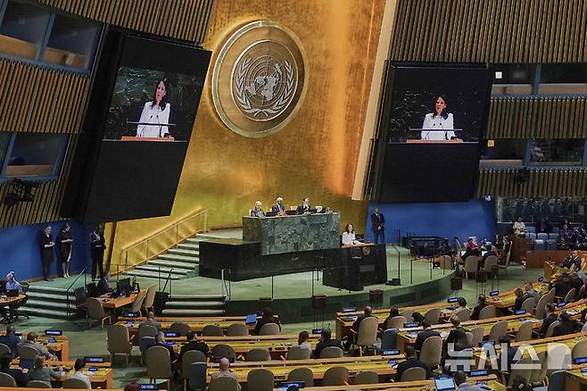 [유엔본부=AP/뉴시스] 지난 6월 4일 유엔총회에서 연설하는 안날레나 베어보크 신임 유엔총회 의장. 유엔총회는 매년 12월 4일을 '세계 일방적 제한조치 금지의 날'로 제정하는 결의안을 6월 16일 통과시켰다. 2025. 06.17.