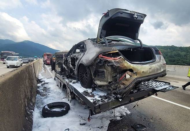 [문경=뉴시스] 경북 문경시 마성면 중부내륙고속도로 179.5K 구미방면 탁송차량에서 화재가 발생해 벤츠 차량이 불에 탔다. (사진=경북소방본부 제공) 2025.06.17 photo@newsis.com *재판매 및 DB 금지