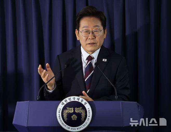 [캘거리=뉴시스] 최진석 기자 = 이재명 대통령이 16일(현지 시간)  주요 7개국(G7) 정상회의 참석을 위해 캐나다 앨버타주 캘거리로 향하는 공군 1호기에서 기자간담회를 하고 있다. 2025.06.17. myjs@newsis.com