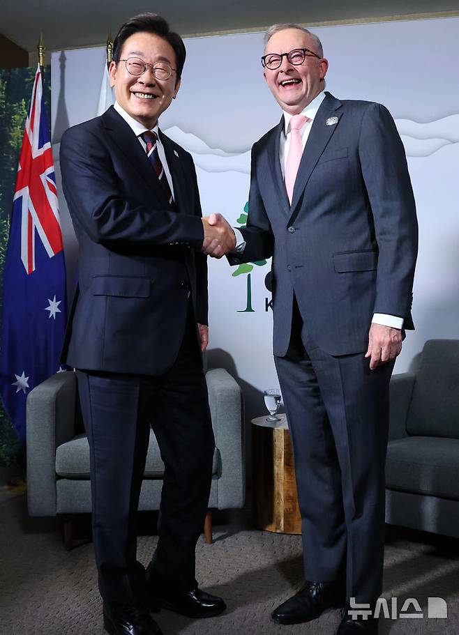 [캘거리=뉴시스] 최진석 기자 = 주요 7개국(G7) 정상회의 참석차 캐나다를 방문한 이재명 대통령이 16일(현지 시간) 캘거리 한 호텔에서 열린 한-호주 정상회담에 앞서 앤서니 앨버니지 호주 총리와 악수하고 있다. 2025.06.17. myjs@newsis.com