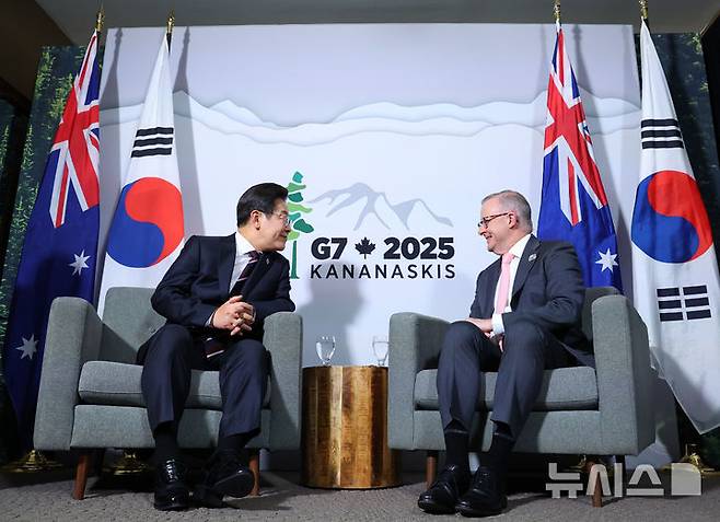 [캘거리=뉴시스] 최진석 기자 = 주요 7개국(G7) 정상회의 참석차 캐나다를 방문한 이재명 대통령이 16일(현지 시간) 캘거리 한 호텔에서 앤서니 앨버니지 호주 총리와 한-호주 정상회담을 하고 있다. 2025.06.17. myjs@newsis.com
