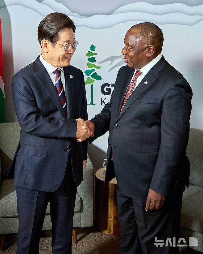 [캘거리=뉴시스] 최진석 기자 = 주요 7개국(G7) 정상회의 참석차 캐나다를 방문한 이재명 대통령이 16일(현지 시간) 캘거리 한 호텔에서 열린 시릴 라마포사 남아공 대통령과 한-남아공 정상회담에서 악수하고 있다. (공동취재) 2025.06.17. myjs@newsis.com