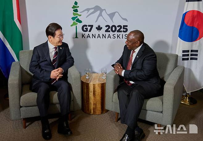 [캘거리=뉴시스] 최진석 기자 = 주요 7개국(G7) 정상회의 참석차 캐나다를 방문한 이재명 대통령이 16일(현지 시간) 캘거리 한 호텔에서 시릴 라마포사 남아공 대통령과 한-남아공 정상회담을 하고 있다. (공동취재) 2025.06.17. myjs@newsis.com