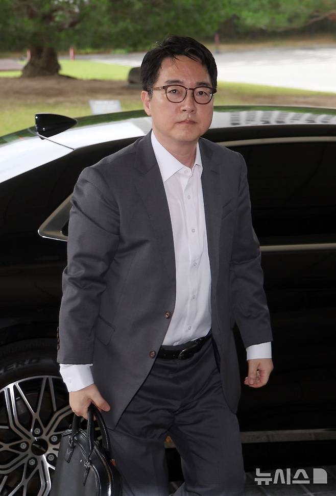 [서울=뉴시스] 김선웅 기자 = 심우정 검찰총장이 17일 서울 서초구 대검찰청으로 출근하고 있다. 심 총장은 지난해 10월 김주현 당시 대통령실 민정수석과 도·감청 방지 휴대전화인 비화폰으로 두 차례 통화한 사실이 확인됐다. 2025.06.17. mangusta@newsis.com