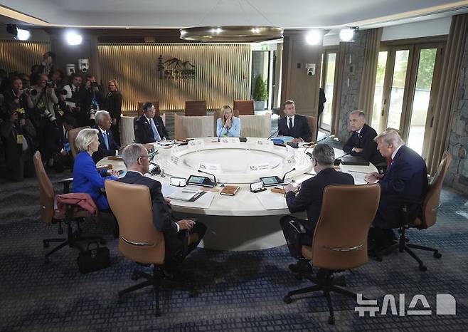 [카나나스키스=AP/뉴시스]16일(현지 시간) 캐나다 앨버타주 캐내내스키스에서 열린 주요 7개국(G7) 정상회의 실무 세션이 이뤄지고 있다. 2025.06.17.