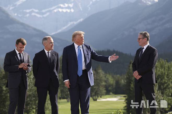 <font style="vertical-align: inherit;"><font style="vertical-align: inherit;">[카나나스키스=AP/뉴시스] 도널드 트럼프 미국 대통령이 16일(현지 시간) 캐나다 카나나스키스에서 열린 주요 7개국(G7) 정상회의에서 참가국 정상들과 기념촬영에 앞서 대화하고 있다. 왼쪽부터 에마뉘엘 마크롱 프랑스 대통령, 마크 카니 캐나다 총리, 트럼프 대통령, 키어 스타머 영국 총리. 2025.06.17.</font></font>