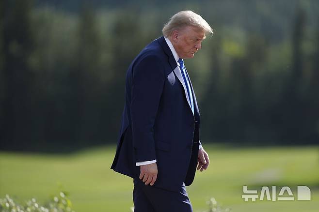 <font style="vertical-align: inherit;"><font style="vertical-align: inherit;">[카나나스키스=AP/뉴시스] 도널드 트럼프 미국 대통령이 16일(현지 시간) 캐나다 카나나스키스에서 열린 주요 7개국(G7) 정상회의에서 참가국 정상들과 기념촬영 한 뒤 이동하고 있다. 2025.06.17.</font></font>