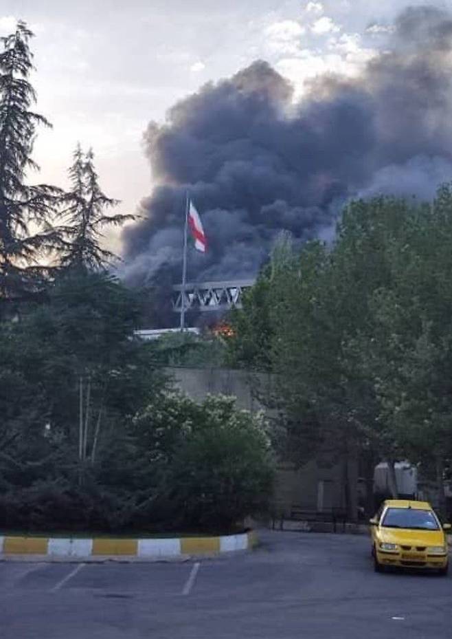 [서울=뉴시스] 이란 국영방송 IRIB 본사 건물이 16일 이스라엘의 공습을 받은 뒤 짙은 연기에 휩싸여 있다.(사진제공 더아시아엔). 2025.06.17. *재판매 및 DB 금지