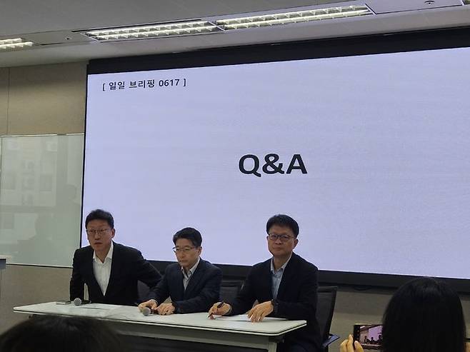 [서울=뉴시스] 박은비 기자 = SK텔레콤이 17일 서울 중구에 위치한 삼화빌딩에서 해킹 사고 이후 수습 상황에 대해 설명하는 일일브리핑을 진행했다. 사진 왼쪽부터 김희섭 PR센터장, 임봉호 MNO사업부장, 류정환 네트워크인프라센터장. 2025.06.17. silverline@newsis.com  *재판매 및 DB 금지