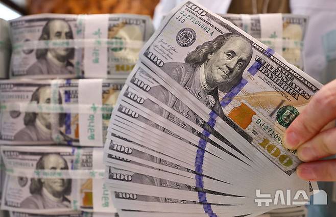 [서울=뉴시스] 16일(현지 시간) 파이낸셜타임스에 따르면 미 연중과 영국은행은 이번주 목요일 금리를 결정할 예정인 가운데, 중동에서의 긴장이 고조되며 경기 및 인플레이션 전망이 어두워져 당분간 금리를 인하하지 말아야 한다는 주장이 힘을 얻고 있다. 사진은 서울 중구 하나은행 위변조대응센터에서 직원이 달러화를 정리하고 있는 모습. 2025.06.17.