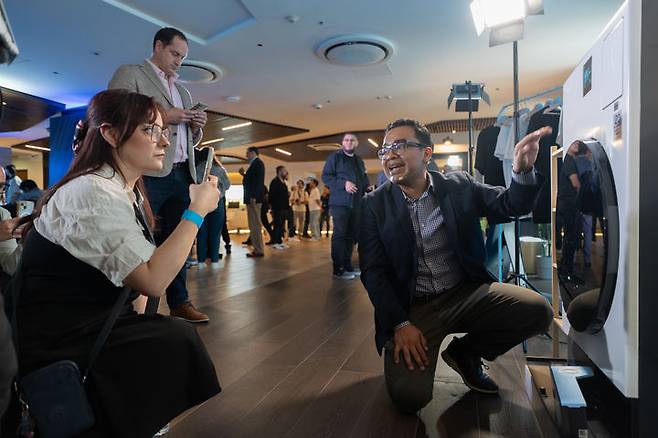 [서울=뉴시스]멕시코시티에서 진행된 삼성전자 '2025 중남미 테크세미나'에서 참석자들이 '비스포크 AI 가전' 신제품을 살펴보고 있다. (사진=삼성전자 제공) 2025.06.04. photo@newsis.com *재판매 및 DB 금지