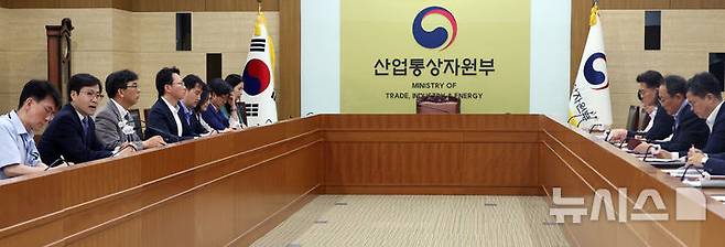 [세종=뉴시스] 강종민 기자 = 여한구 산업통상자원부 통상교섭본부장이 16일 세종시 정부세종청사에서 열린 대미 협상 TF 킥오프 회의에서 모두발언을 하고 있다. 2025.06.16. ppkjm@newsis.com