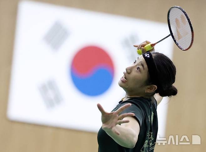 [진천=뉴시스] 조성우 기자 = 17일 충북 진천선수촌에서 열린 대한민국 배드민턴 국가대표팀 미디어데이에서 안세영이 훈련에 열중하고 있다. 2025.06.17. xconfind@newsis.com