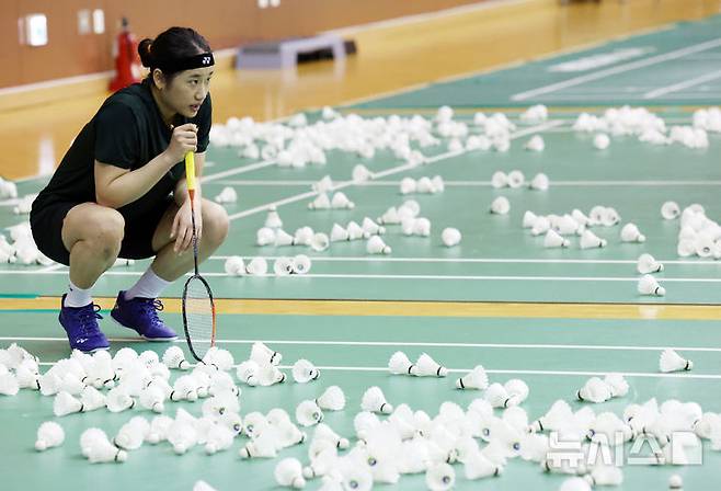[진천=뉴시스] 조성우 기자 = 17일 충북 진천선수촌에서 열린 대한민국 배드민턴 국가대표팀 미디어데이에서 안세영이 훈련 도중 잠시 숨을 고르고 있다. 2025.06.17. xconfind@newsis.com