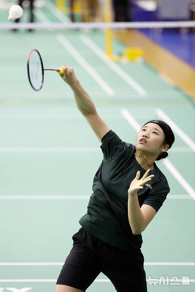 [진천=뉴시스] 조성우 기자 = 17일 충북 진천선수촌에서 열린 대한민국 배드민턴 국가대표팀 미디어데이에서 안세영이 훈련에 열중하고 있다. 2025.06.17. xconfind@newsis.com