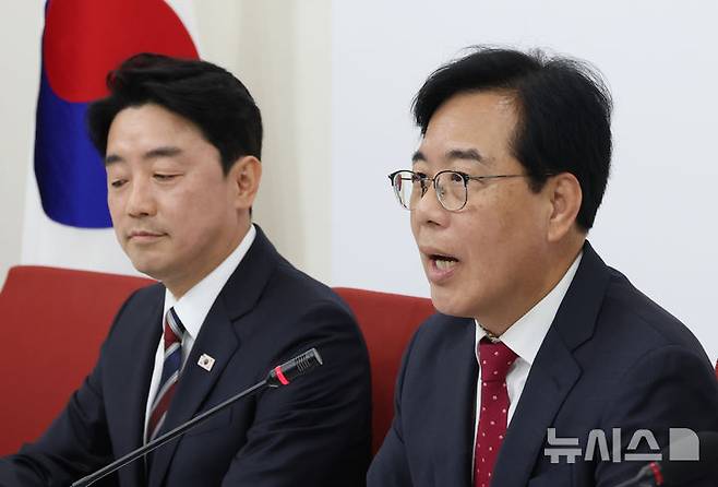 [서울=뉴시스] 고승민 기자 = 송언석 국민의힘 원내대표가 17일 서울 여의도 국회에서 강훈식 대통령 비서실장을 만나 인사말을 하고 있다. 2025.06.17. kkssmm99@newsis.com