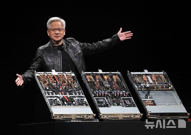 [타이베이=AP/뉴시스] 젠슨 황 엔비디아 최고경영자(CEO)가 19일(현지 시간) 대만 타이베이 뮤직센터에서 ‘컴퓨텍스 2025’ 개막을 앞두고 기조연설을 하고 있다. 2025.05.19