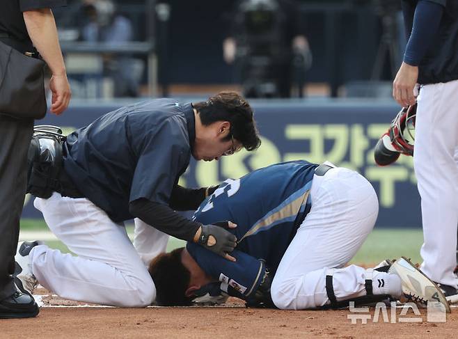 [서울=뉴시스] 배훈식 기자 = 17일 오후 서울 송파구 잠실야구장에서 열린 2025 신한 쏠뱅크 KBO리그 LG 트윈스와 NC 다이노스의 경기, 2회초 NC 박건우가 LG 선발투수 에르난데스의 투구에 머리를 맞고 그라운드에 쓰러져 있다. 2025.06.17. dahora83@newsis.com