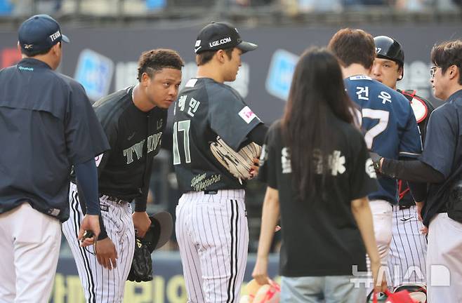 [서울=뉴시스] 배훈식 기자 = 17일 오후 서울 송파구 잠실야구장에서 열린 2025 신한 쏠뱅크 KBO리그 LG 트윈스와 NC 다이노스의 경기, 2회초 LG 선발투수 에르난데스가 투구에 머리를 맞고 쓰러진 NC 박건우에게 사과하고 있다. 2025.06.17. dahora83@newsis.com