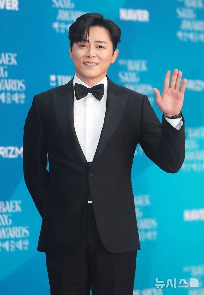 [서울=뉴시스] 김혜진 기자 = 배우 조정석이 5일 오후 서울 강남구 코엑스에서 열린 제61회 백상예술대상 시상식에서 포즈를 취하고 있다. 2025.05.05. jini@newsis.comㅂ