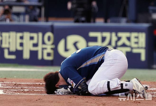 [서울=뉴시스] 배훈식 기자 = 17일 오후 서울 송파구 잠실야구장에서 열린 2025 신한 쏠뱅크 KBO리그 LG 트윈스와 NC 다이노스의 경기, 2회초 NC 박건우가 LG 선발투수 에르난데스의 투구에 머리를 맞고 그라운드에 쓰러져 있다. 2025.06.17. dahora83@newsis.com