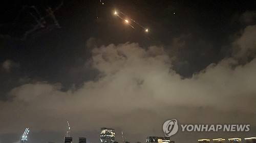 텔아비브로 날아드는 이란제 미사일과 이를 요격하는 이스라엘 미사일들 [로이터 연합뉴스 자료사진]