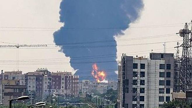 이스라엘의 공습을 받은 테헤란 남부 정유시설. 연합뉴스