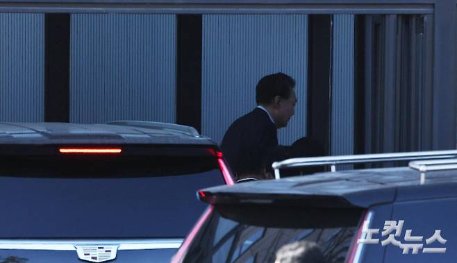 지난 1월 15일 한남동 관저에서 체포된 윤석열 대통령이 경기도 정부과천청사 고위공직자수사처로 압송되고 있다. 과천=박종민 기자