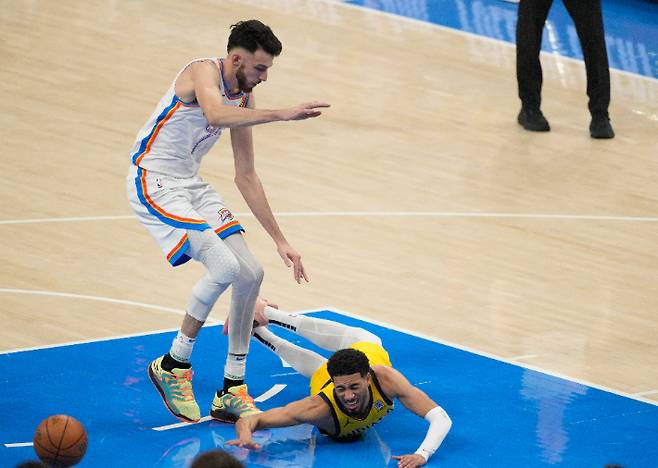 코트에 넘어진 인디애나의 타이리스 할리버튼. 연합뉴스