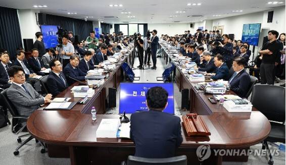 16일 서울 종로구 정부서울청사 창성동 별관에서 국정기획위원회 이한주 위원장 주재로 1차 전체 회의가 진행되고 있다. 연합뉴스
