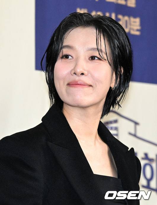 [OSEN=이대선 기자] 22일 오후 서울 마포구 스탠포드호텔코리아에서 JTBC 신규 예능 프로그램 ‘배우반상회’ 제작발표회가 열렸다.배우 차청화가 취재진의 질문을 듣고 있다.  2023.12.22 /sunday@osen.co.kr