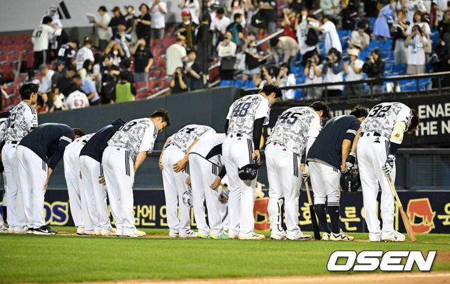 [OSEN=잠실, 이대선 기자] 호랑이군단이 위즈덤, 최원준의 홈런포를 앞세워 두산전 상승세를 이어갔다.프로야구 KIA 타이거즈는 4일 서울 잠실구장에서 열린 2025 신한 SOL뱅크 KBO리그 두산 베어스와의 시즌 8차전에서 8-3으로 승리했다.경기 종료 후 두산 선수들이 관중석을 향해 인사를 하고 있다. 2025.06.04 /sunday@osen.co.kr