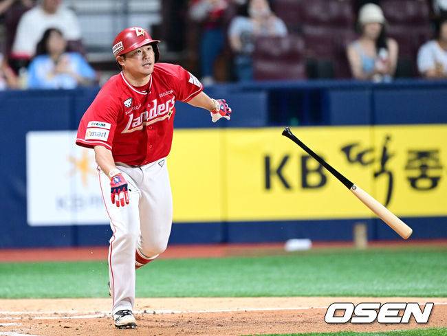 [OSEN=고척, 최규한 기자] 17일 서울 고척스카이돔에서 ‘2025 신한 SOL Bank KBO리그’ 키움 히어로즈와 SSG 랜더스의 경기가 열렸다.홈팀 키움은 김윤하, 방문팀 SSG은 미치 화이트를 선발로 내세웠다.4회초 2사 1, 2루 상황 SSG 이지영이 선제 1타점 적시타를 날리고 있다. 2025.06.17 / dreamer@osen.co.kr