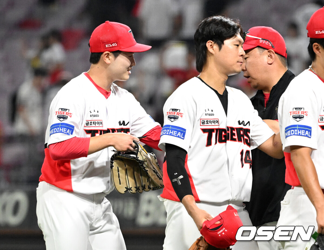 [OSEN=광주, 이대선 기자] 경기 종료 후 데뷔전을 마친 KIA 이호민이 승리의 기쁨을 나누고 있다. 2025.06.17 /sunday@osen.co.kr