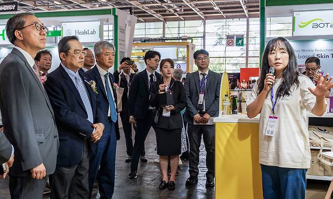 최근 프랑스 파리에서 열린 ‘2025 파리 K-프리미엄 소비재전’에서 문승현 주프랑스한국대사, 구자열 한국무역협회 명예회장, 이인호 한국무역협회 부회장(왼쪽부터) 등 주요 참석자들이 전시 부스를 둘러보고 있다. 무역협회 제공