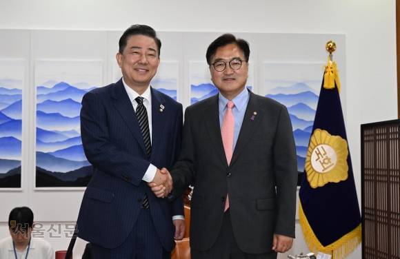 김병기(왼쪽) 더불어민주당 대표 직무대행 겸 원내대표가 16일 국회에서 우원식 국회의장을 예방해 악수하며 기념사진을 찍고 있다. 홍윤기 기자