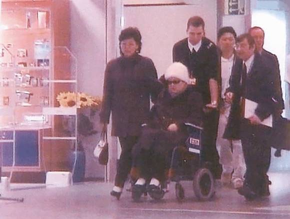 2004년 유방암 치료를 위해 프랑스 파리를 찾은 고용희가 두꺼운 흰색 털모자를 쓰고 휠체어에 앉아 있다. 모자나 수행원들의 차림을 보아 늦겨울이나 초봄으로 추정된다. 고미 요지 제공