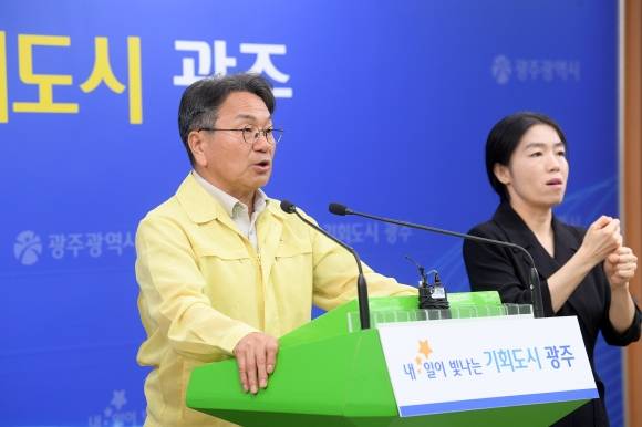 강기정 광주시장이 지난 15일 시내버스 파업 관련 ‘대시민 호소문’을 발표하고 있다. 광주광역시 제공