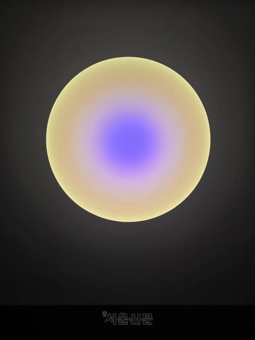 전시장 2층에 자리한 ‘글라스워크’ 연작. 유리 발광다이오드(LED) 기술을 기반으로 해 만든 작품으로 빛이 스며드는 것 같은 효과를 낸다. 윤수경 기자