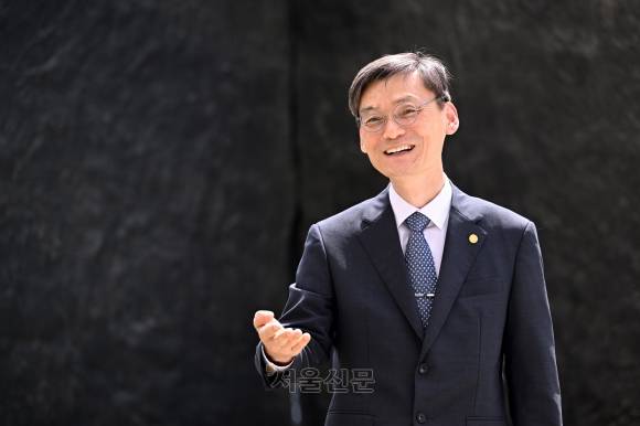 김동환 서울과학기술대 총장은 서울신문과의 인터뷰에서 “천문학적인 자본이 들어가는 거대언어모델(LLM) 대신 우리나라 특성에 맞는 산업별 ‘한국형 LLM’을 만들어 AI 시대 경쟁력을 확보해야 한다”고 밝혔다. 김 총장은 “이런 방식으로 제조업에 AI 기술을 적용하면 산업 경쟁력을 획기적으로 향상할 수 있다”고 말했다. 도준석 전문기자