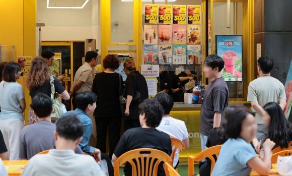 더본코리아의 커피전문점 빽다방이 아이스 아메리카노와 핫 아메리카노를 500원에 판매하는 할인 행사를 시작한 10일 서울 시내의 한 빽다방 매장 앞에 할인 안내문이 붙어있다. 2025.6.10 연합뉴스