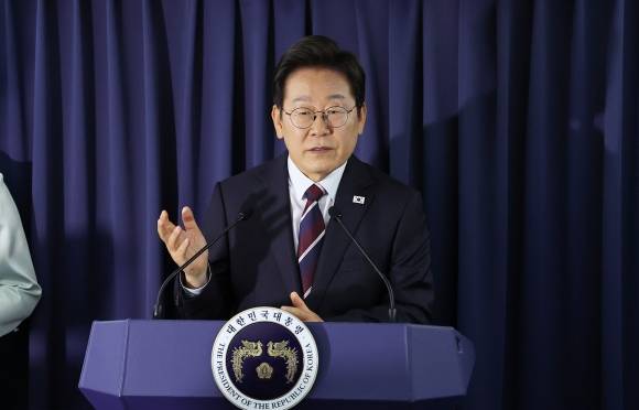 이재명 대통령이 16일(현지시간) 주요 7개국(G7) 정상회의 참석을 위해 캐나다 앨버타주 캘거리로 향하며 공군 1호기에서 기자간담회를 하고 있다. 2025.6.17. 연합뉴스