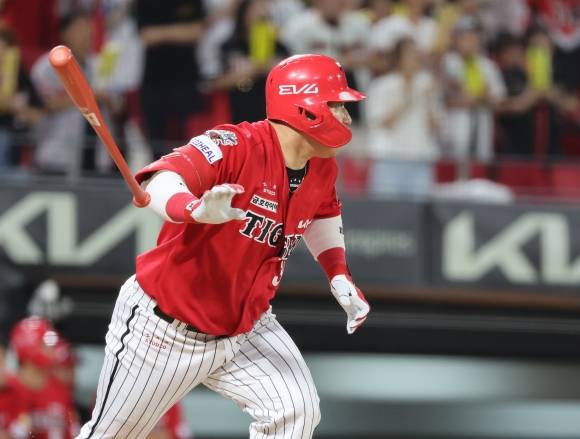 4천300루타 기록하는 최형우 - 4천300루타 기록하는 최형우     (광주=연합뉴스) 조남수 기자 = 11일 광주기아챔피언스필드에서 열린 프로야구 삼성 라이온즈와 KIA 타이거즈의 경기. KIA 최형우가 7회말 2사에서 안타를 때리고 있다. 최형우는 이 안타로 KBO 최초로 4,300루타를 기록했다. 2025.6.11      iso64@yna.co.kr (끝)   <저작권자(c) 연합뉴스, 무단 전재-재배포, AI 학습 및 활용 금지>