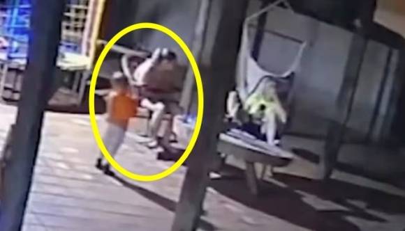 현지시간으로 지난 13일, 브라질 중부 마투그로수두술주(州)의 한 마을에서 총을 가지고 놀던 2세 아이가 실수로 어머니를 향해 방아쇠를 당기는 사건이 발생했다. 사진은 집 내부에 설치된 CCTV에 촬영된 사건 당시 모습.